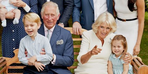 الامير تشارلز مع أحفاده الأمير جورج والأميرة شارلوت والدوقة كاميلا 
