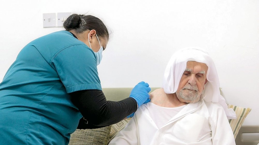صحة دبي تطلق سيارة إسعاف مصممة خصيصا لتطعيم كبار السن في منازلهم