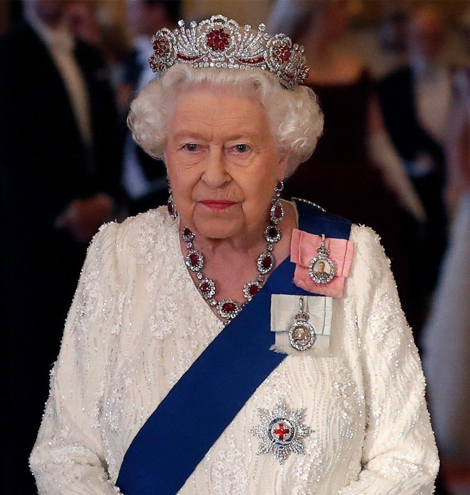 الملكة إليزابيث الثانية تتألق بتاج Burmese Ruby
