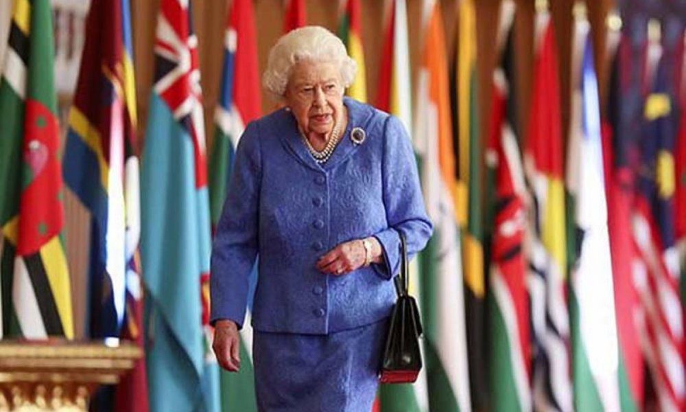 ملكة بريطانيا تشيد بالتقدم التقني الذي ساعد الناس في جائحة كورونا