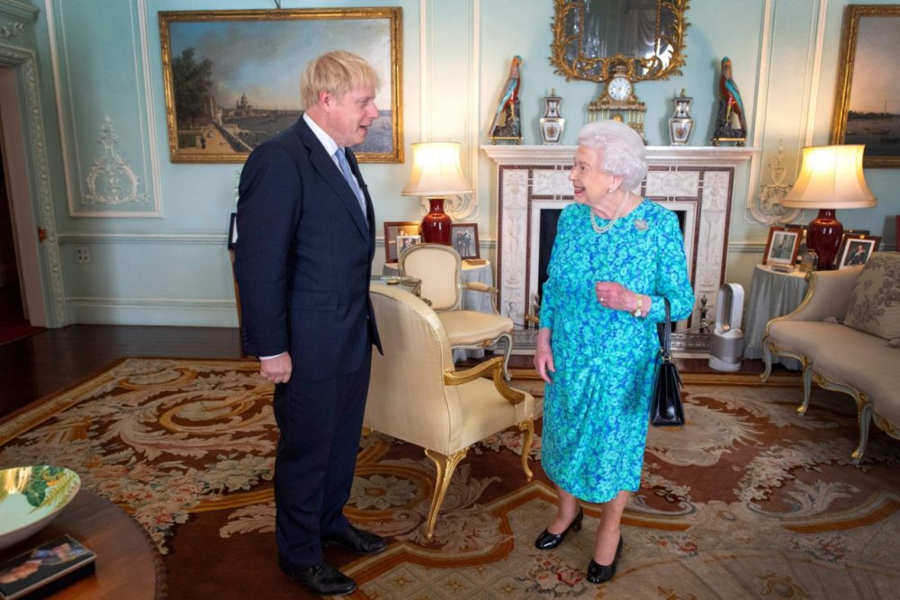 ملكة بريطانيا أرسلت رسالة إلى رئيس وزرائها المصاب بفيروس كورونا