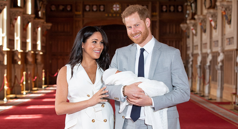 الأمير هاري وميغان ماركل يقدمان طفلهما للعالم