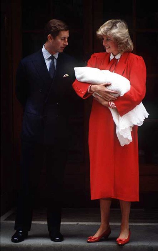 الأميرة ديانا تحمل الأمير هاري في أول ظهور له