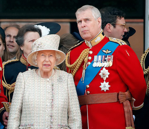 الأمير أندرو يحتفظ بحراسته الرسمية رغم انسحابه من العمل الرسمي بعد تدخل الملكة