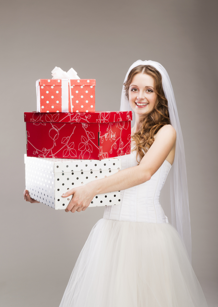 عروس تتهم والديها بمحاولة الحصول على هدايا الزفاف !
