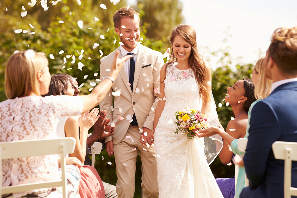 يمكن أيضا إلقاء أوراق الشجر أو حتى إلقاء الزهور الكاملة على العروسين في وداع العروسين