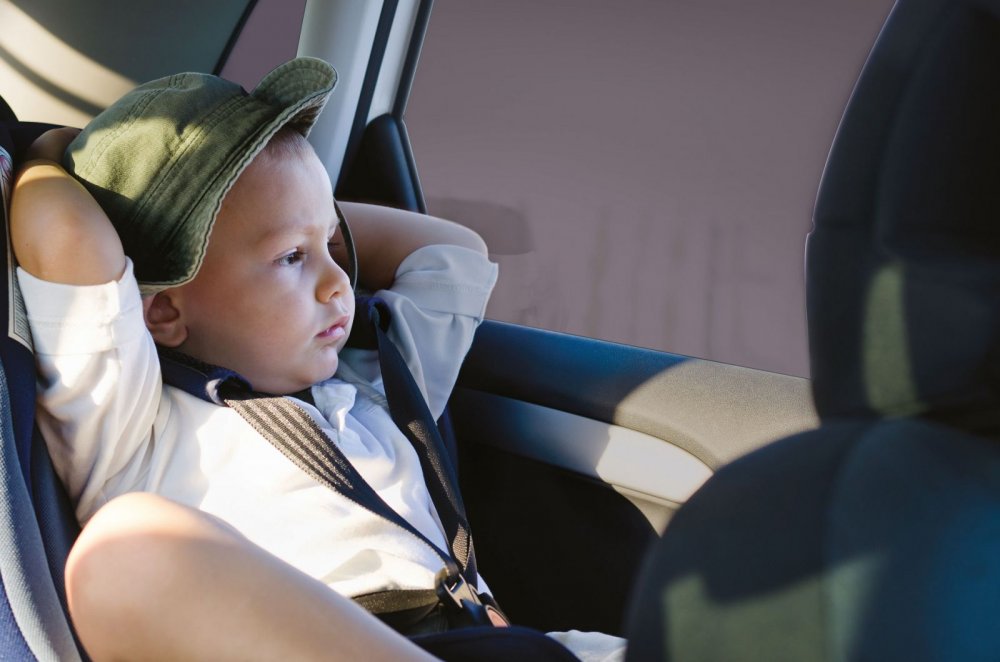 نصائح لحماية الأطفال من أشعة الشمس داخل السيارة