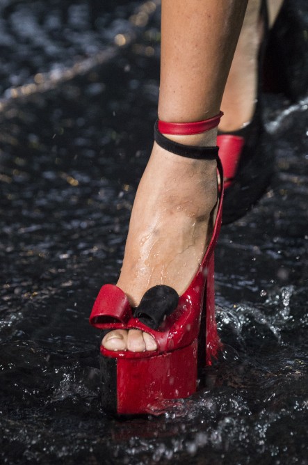  أحذية ملونة مستوحاة من ألوان قوس قزح موضة صيف 2019 من Saint Laurent