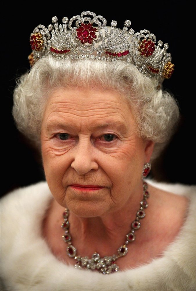 الملكة اليزابيث ترتدي تاج The Burmese Ruby Tiara