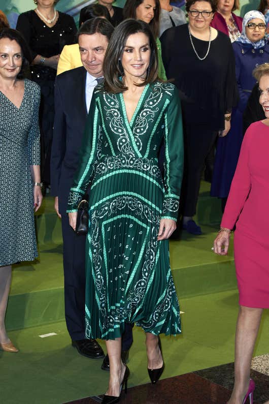 زخرفات جذابة زيّنت اطلالة الملكة ليتيزيا بالفستان الأخضر الميدي بقصة الكسرات