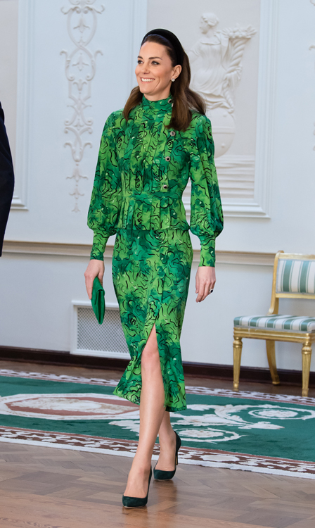  لوك أنيق في فستان أخضر معرق تألقت به كيت ميدلتون