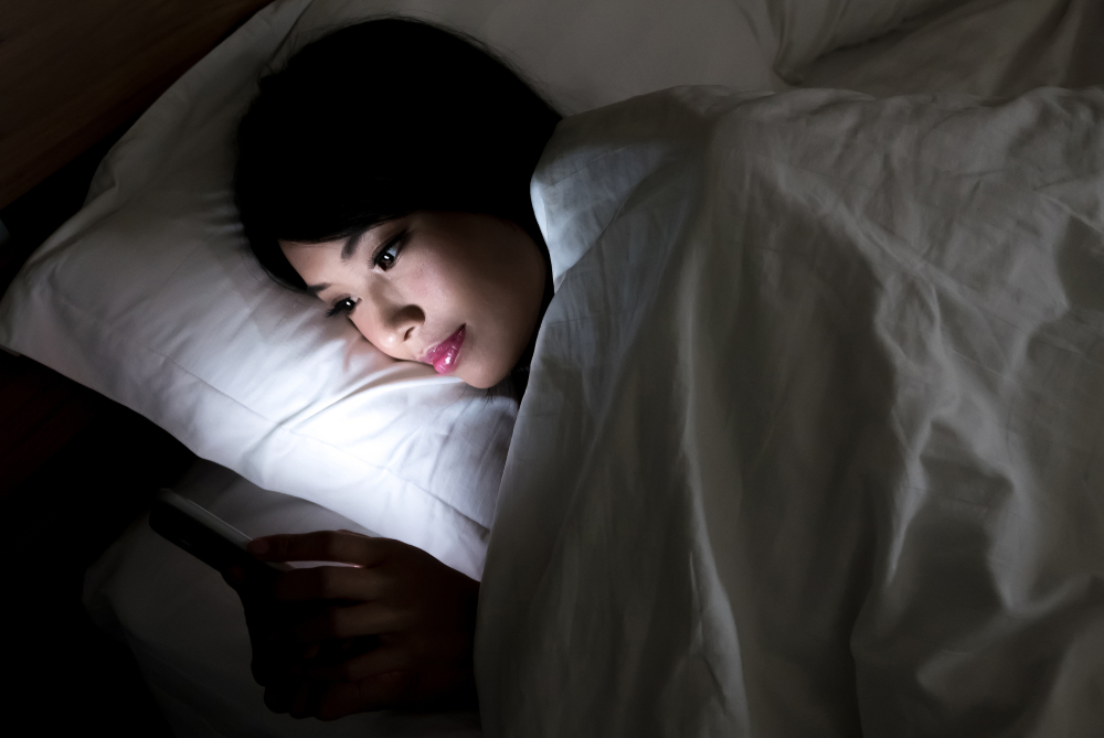 الابتعاد عن الهواتف الذكية قبل النوم لتحسين القدرة على التفكير