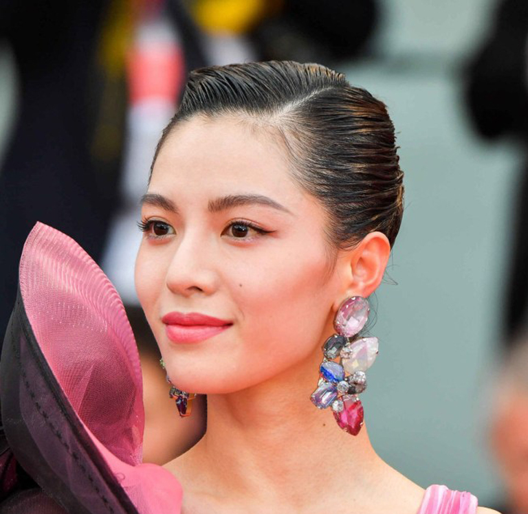 الممثلة الصينية Zhong Chuxi ترتدي أقراط من أرماني Armani