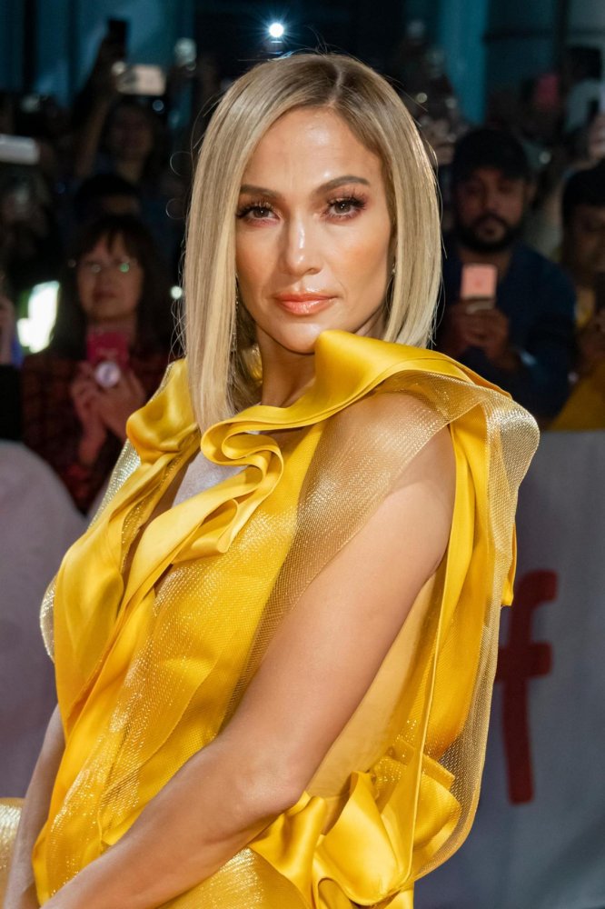 إطلالة النجمة جنيفر لوبيز ‏Jennifer Lopez‏ باللون الأصفر