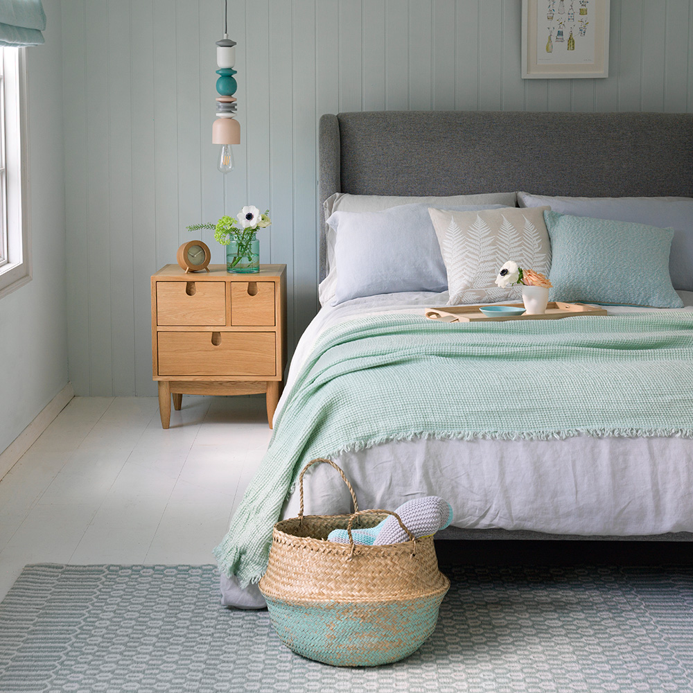  الأزرق مع الأخضر الباستيل في ديكور غرفة نوم يعكسان الهدوء والرومانسية
