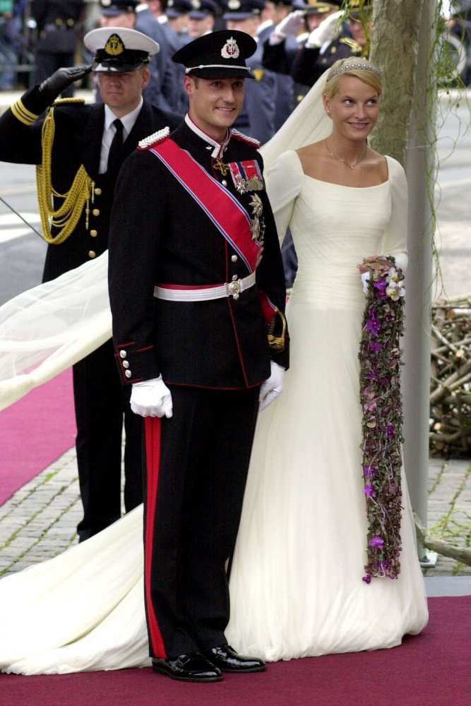  فستان زفاف الأميرة ميت ماريت ، زوجة ولي عهد النرويج.
