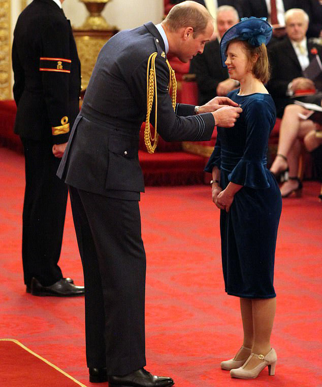  الأمير وليام يقلد سارة غوردي وسام الإمبراطورية البريطانية