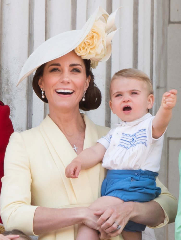 كيت ميدلتون تشاهد بصحبة طفلها الأمير لويس قرب قصر كنسينغتون