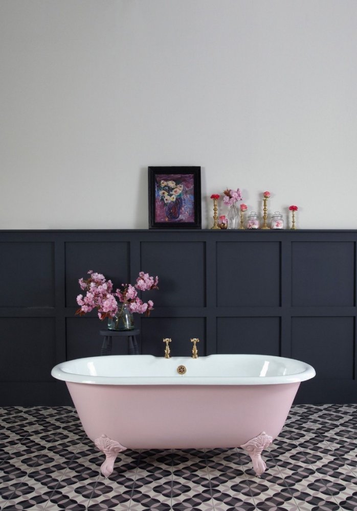 حوض استحمام باللون الزهري ينسجم أرضية الحمام في تصميمها
