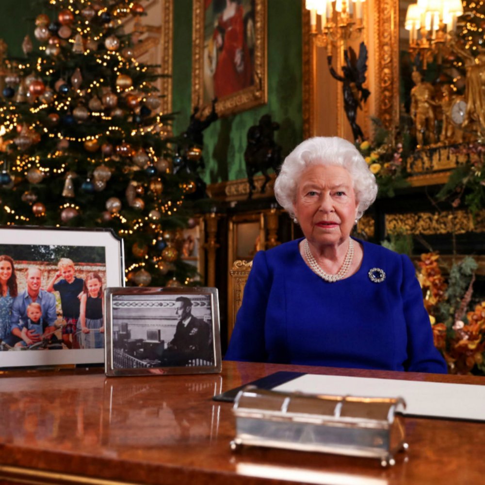 بالصور.. أجمل إطلالات الملكة إليزابيث في رسالة عيد الميلاد ‏على مر السنين