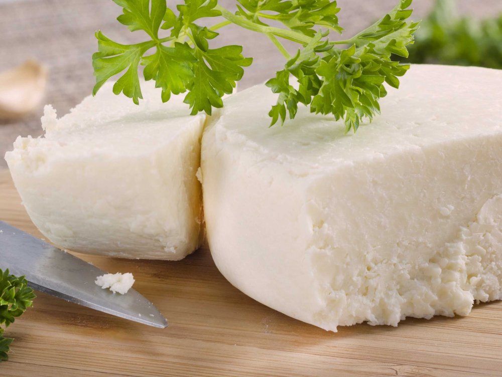 ينصح بتناول الجبن المصنوع من الحليب الطبيعي فقط.