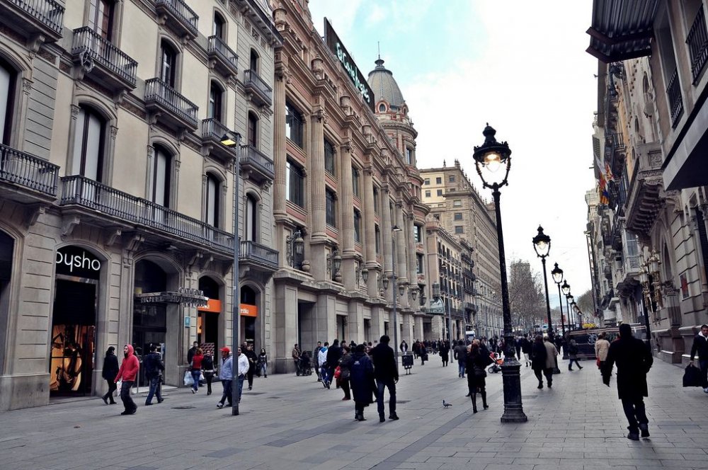 مشهد من بورتا دي لانجل من أهم شوارع التسوق في برشلونة