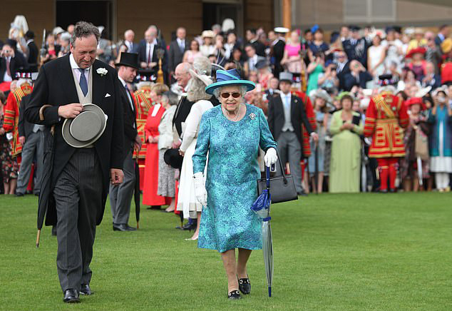 ملكة بريطانيا قد لا تستضيف حفلات حديقة هذا العام بسبب كورونا