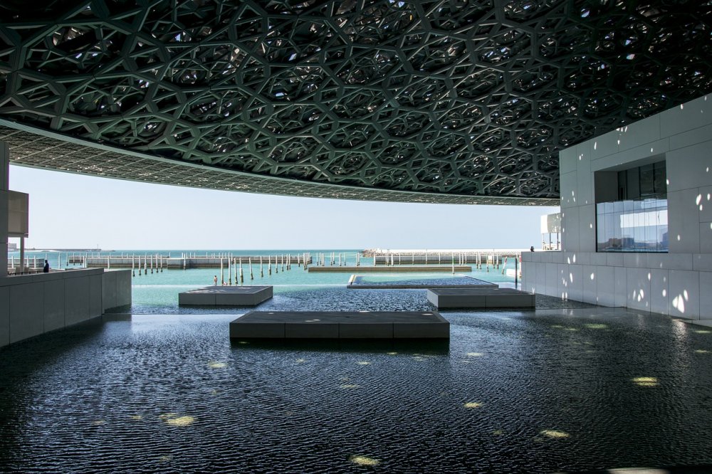 متحف اللوفر من أجمل الأماكن السياحية في أبوظبي بواسطة smadore