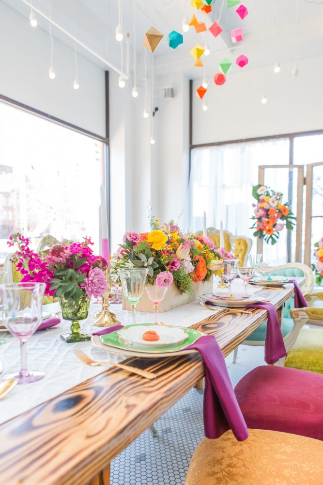 الزهور والأوراق الملونة لزينة غرفة طعام ربيعية