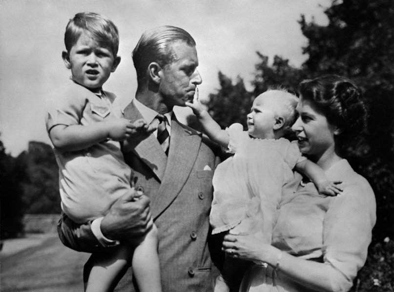 الأمير فيليب والملكة قبل التتويج مع طفليهما تشارلز وآن
