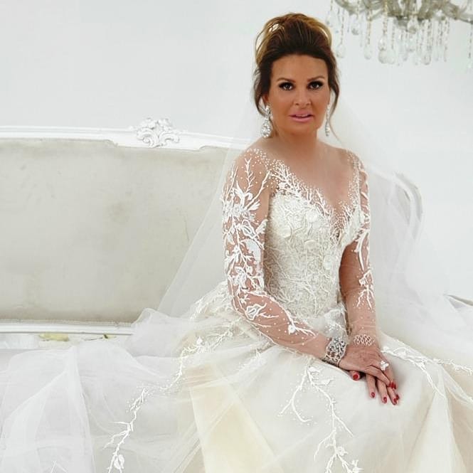 الفنانة يسرا تتألق بفستان زفاف من تصميم هاني البحيري في مسلسل خيانة عهد