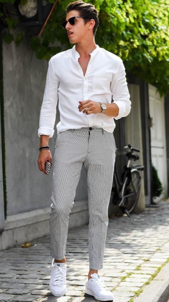 السروال القماشي الرمادي مع القميص الأبيض بأسلوب شبابي مع الحذاء الرياضي 