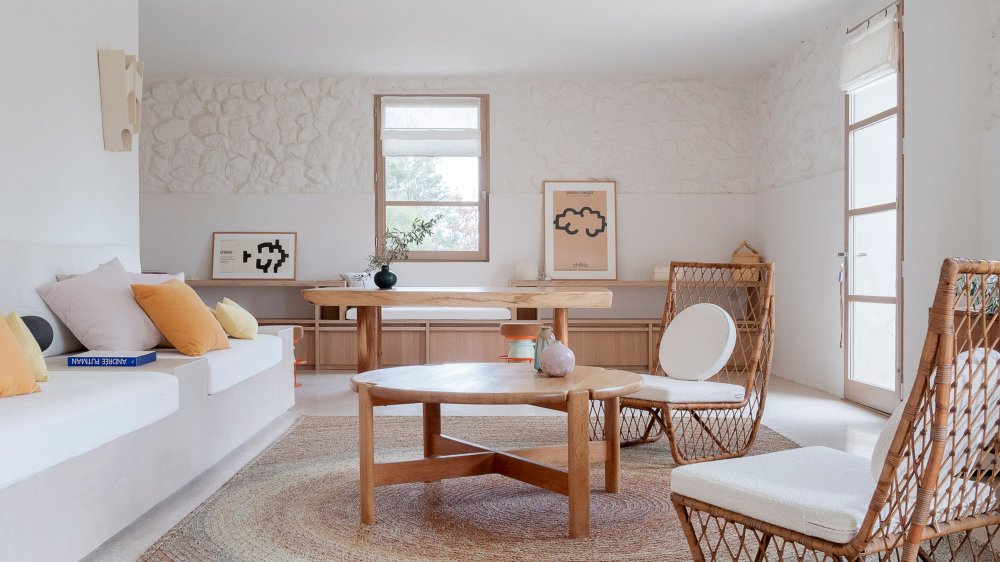 الخشب مع اللون الأبيض في ديكور غرفة معيشة مودرن