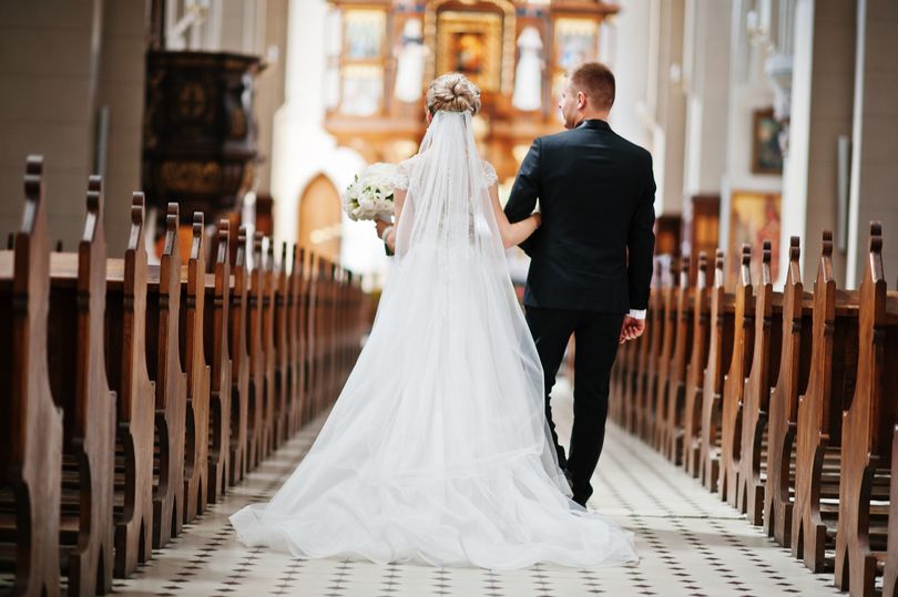 خلاف بين العروس وشقيق العريس يحرم طفلا حضور الزفاف