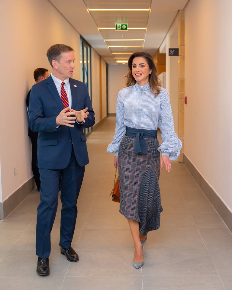 الملكة رانيا نسقت القميص مع التنورة بنقشة المربعات