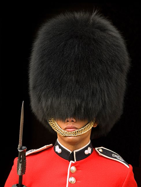 قبعة الحرس الملكي من الفرو الأسود
