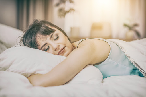 النوم على البطن مضر للصحة
