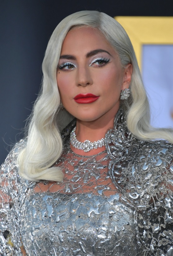  رسمات مكياج جريئة بالالوان الفضية من Lady Gaga