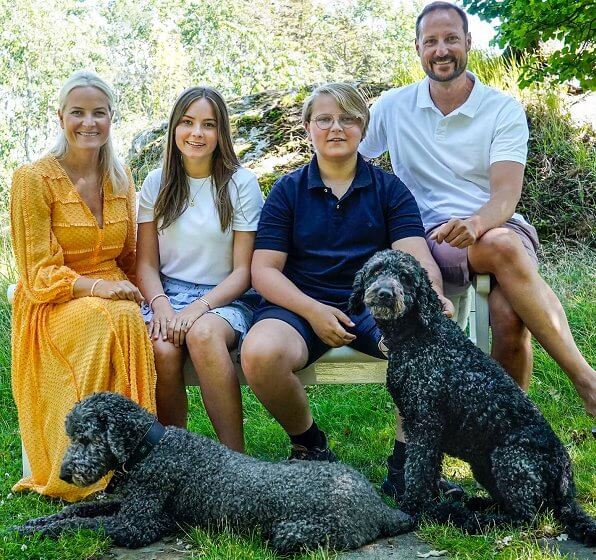 العائلة المالكة النرويجية تقضي عطلتها الصيفية في جزيرة Dvergsoya 
