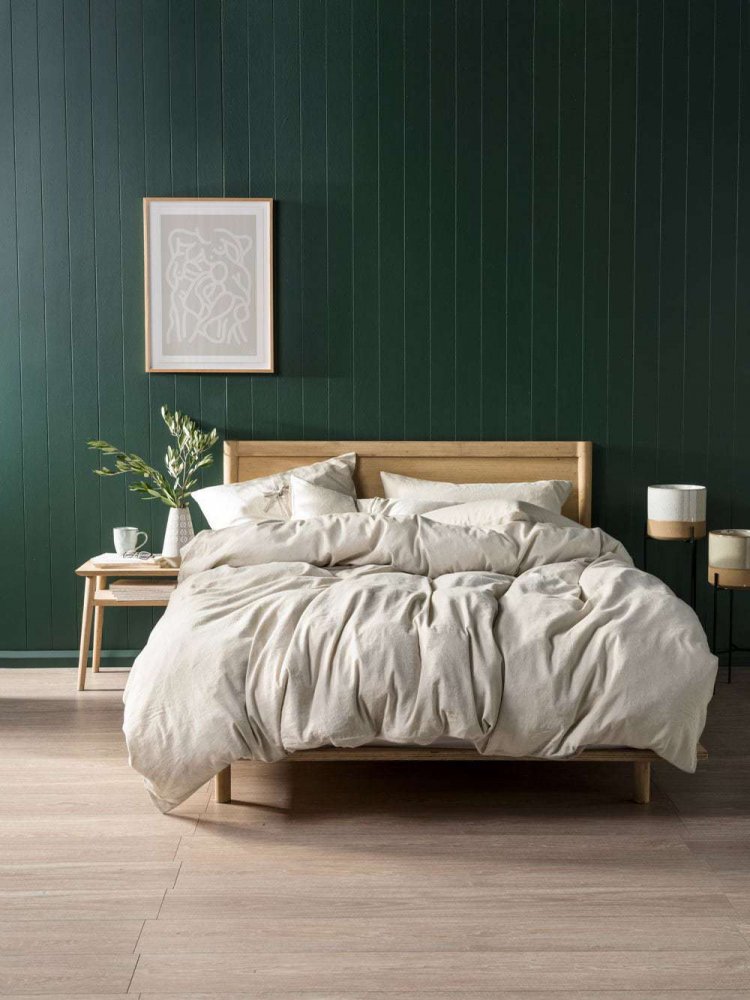 الأخضر في ديكور غرفة النوم ينسجم مع ألوان البيج و الخشب