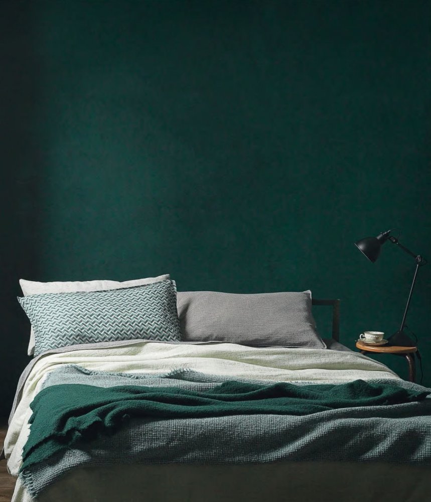 ديكور غرفج نوم مودرن بجمال اللون الأخضر مع درجات الرمادي والأبيض