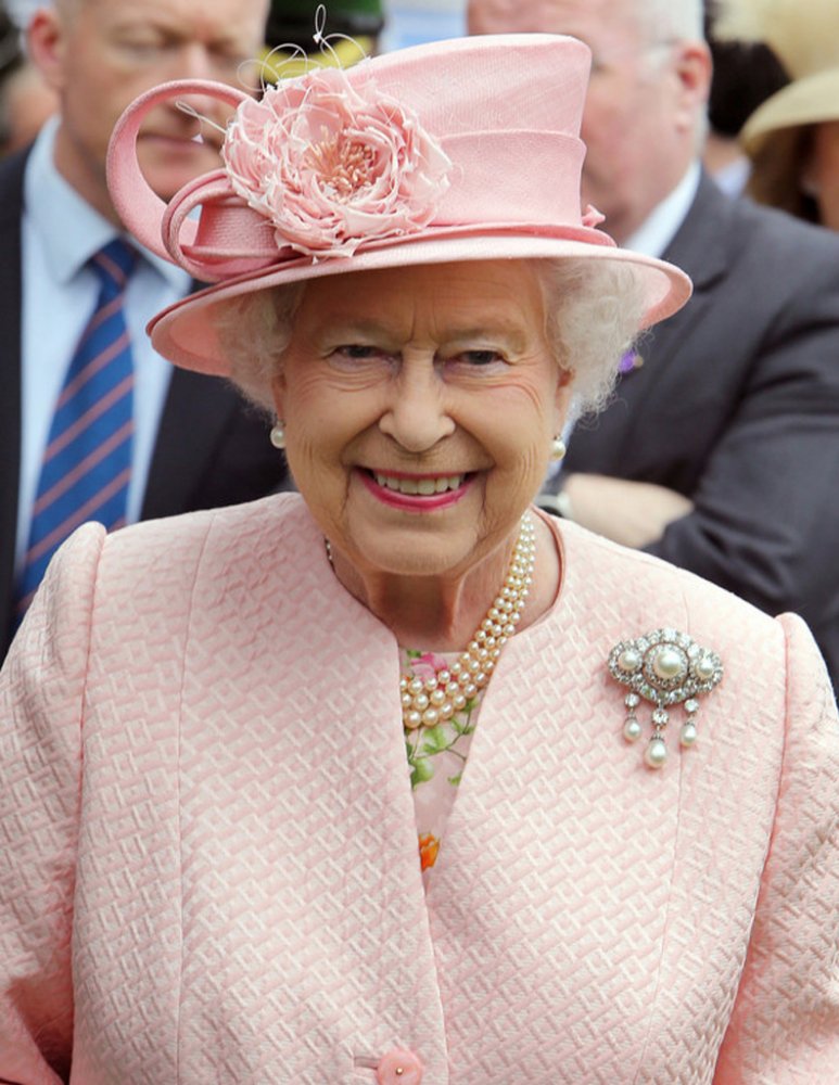 الملكة اليزابيث ترتدي بروش Queen Victoria's Pearl Brooch