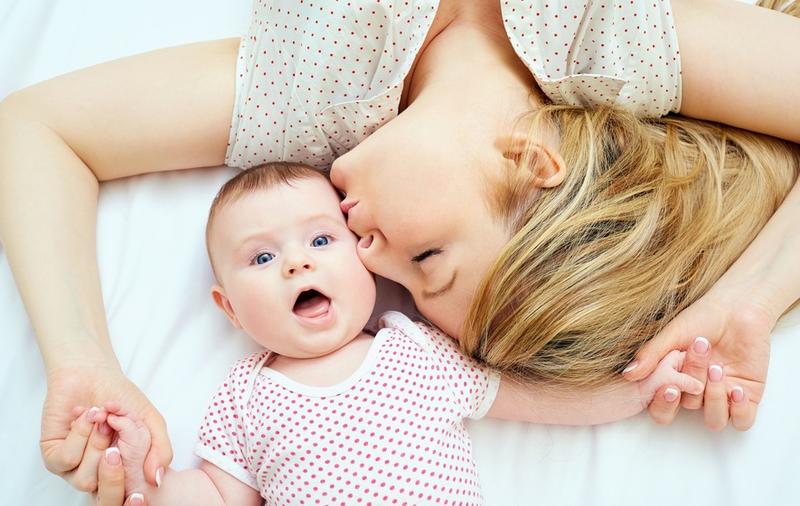 فوائد النوم الطفل بجانب امه بعد الولادة يحسن من نفسيته