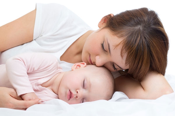فوائد نوم الطفل الرضيع بجانب امه بعد الولادة