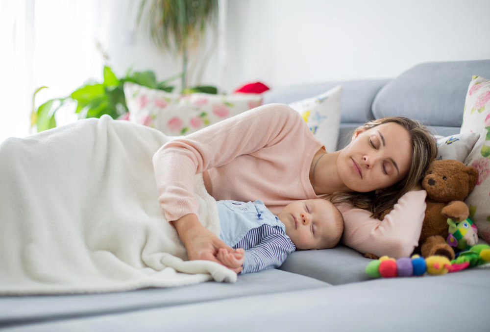 فوائد نوم الطفل الرضيع بجانب امه في الشهور الاولى     