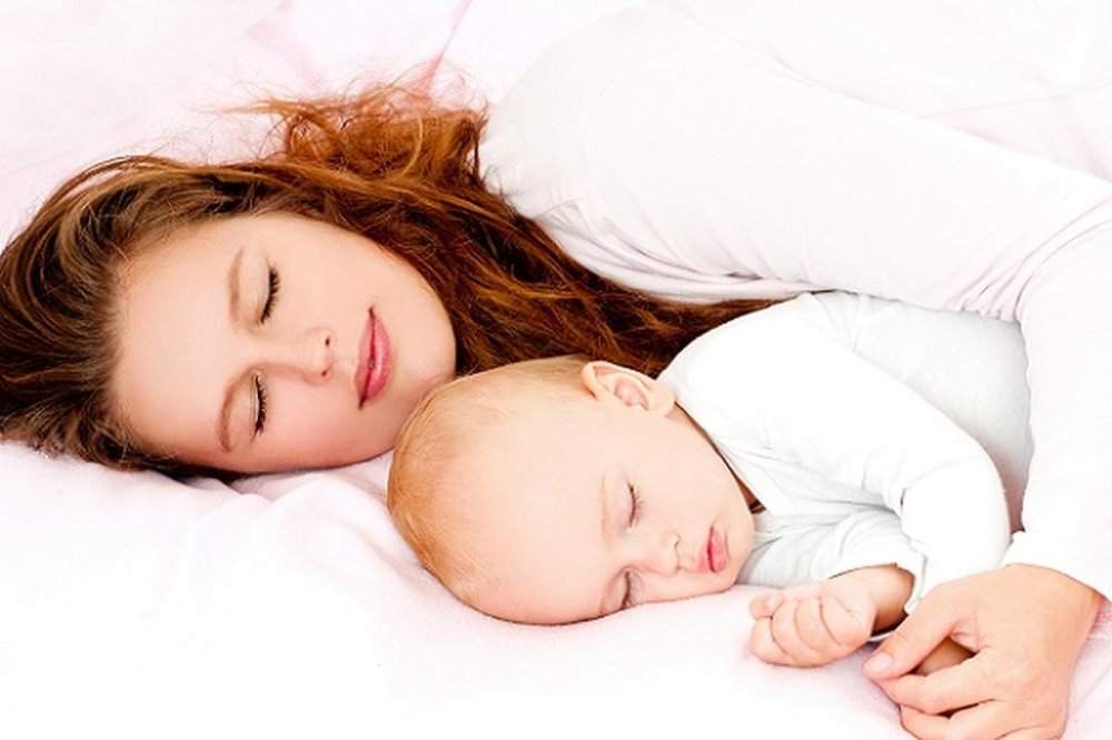 من فوائد نوم الطفل الرضيع بجانب امه حماية قلبه