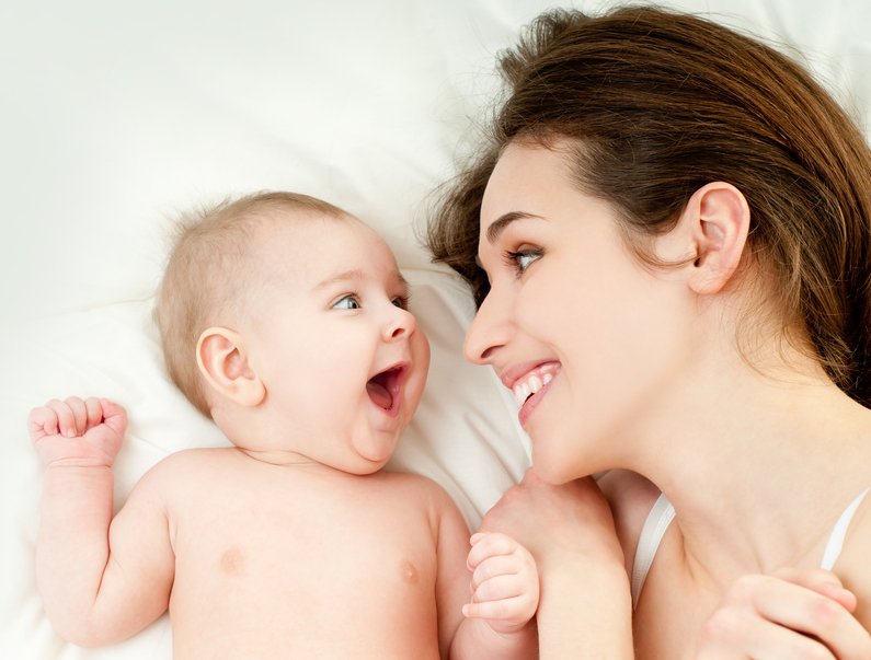 من فوائد نوم الطفل بجانب امه توطيد العلاقة بينهما
