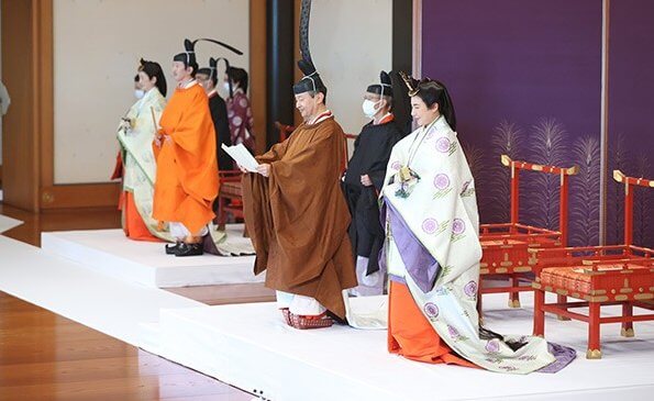 العائلة الإمبراطورية اليابانية تقيم مراسم تنصيب ولي العهد