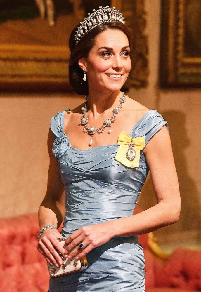 الأميرة كيت ميدلتون ترتدي تاج تاج Cambridge Lover’s Knot وقلادة الملكة ألكسندرا