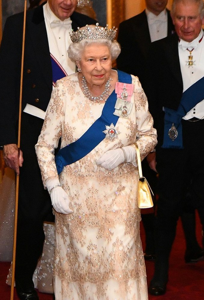 الملكة اليزابيث ترتدي تاج The Girls of Great Britain & Ireland Tiara وقلادة الملك خالد.